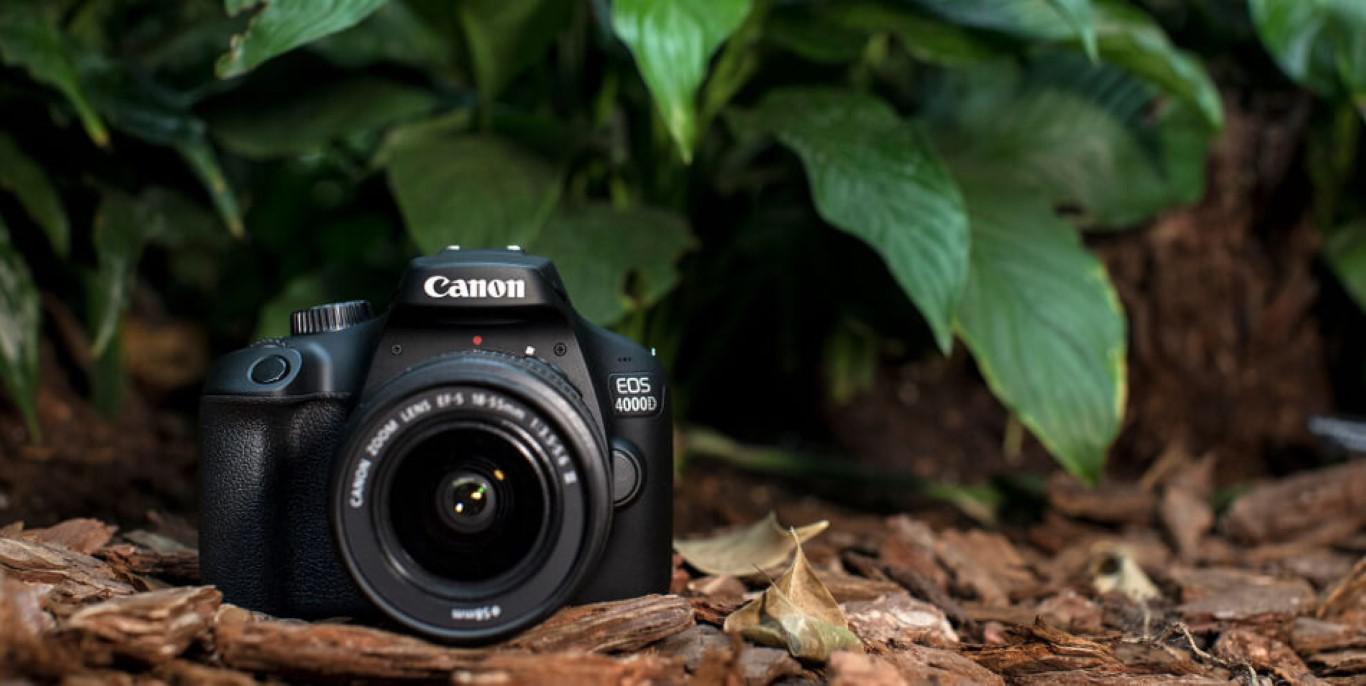 Camera foto Canon kit EOS-4000D + EF-S 18-55mm DCIII, 18.7MP,2.7" TFT fixed DIGIC 4+, 3 cadre / sec, ISO 100-6400,FullHD movies 30fps,compatibil SD/SDHC/SDXC,30-1/4000 sec,9 puncte de focus HDMI mini,USB,WI-FI, accumulator Li-ion LP-E10, montura EF/EF-S.