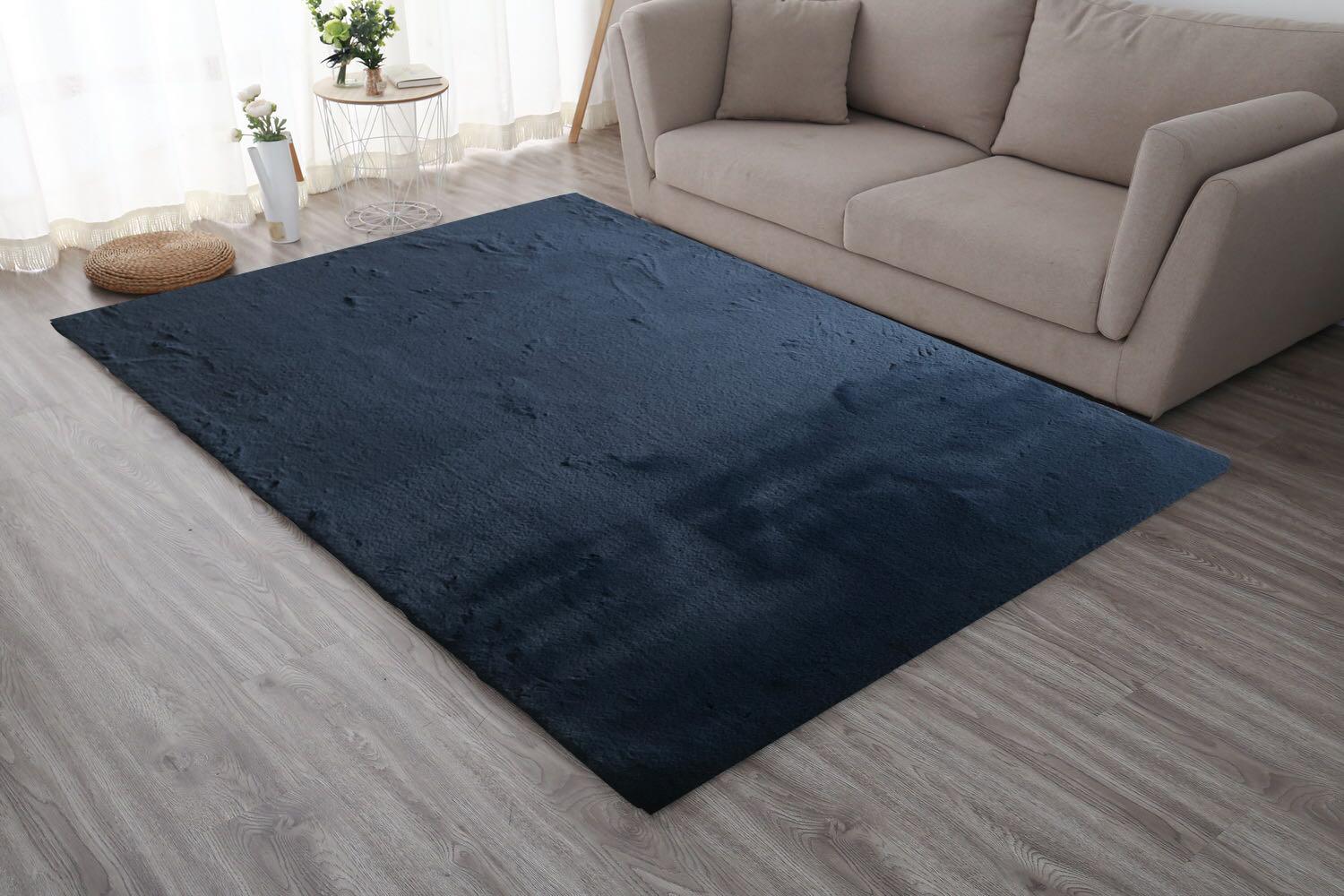 Covor shaggy soft blanita, inaltime totala 3.5 cm , greutate covor 2100g/m2 . Material : 100&% poliester cu spate din bumbac. Culoare : Albastru inchis