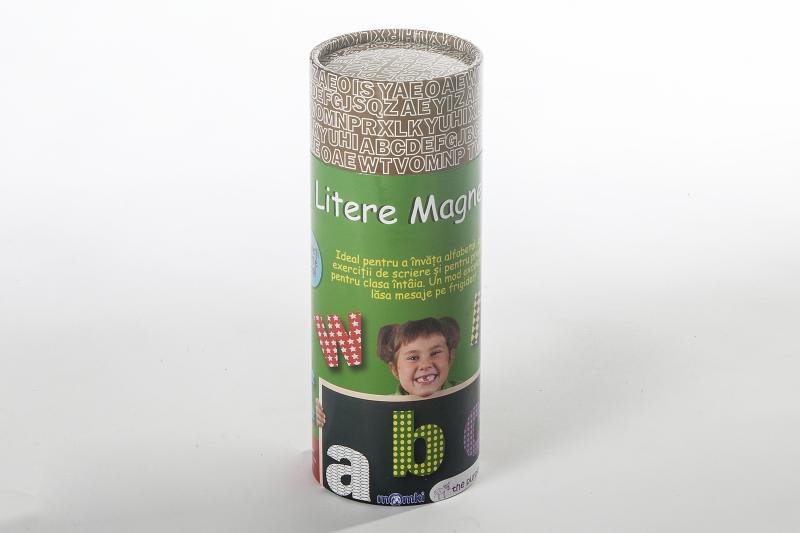 Litere Magnetice - Ideal pentru a învăța alfabetul, pentru exerciții descriere și pentrupregătirea pentru clasa întâia. Un mod excelent de alăsa mesaje pefrigider!Contine: 67 de magneți; Setul poate fi folosit peorice suprafațămagnetică.Literele Magnetice sunt cel mai plăcut șidistractiv mod de
