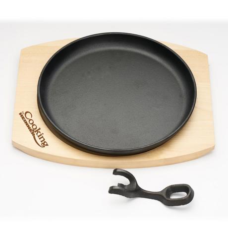 PLATOU SERVIRE ROTUND , 22 CM , FONTA PURA, CU MANER DETASABIL SI BAZA DIN LEMN, COOKING  BY HEINNER