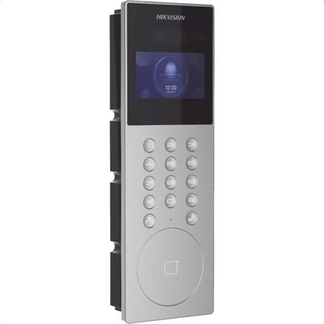 Videointerfon de exterior IP cu recunoastere faciala Hikvision DS- KD9203-E6, recunoaste pana la 5000 imagini faciale, 25000 carduri,10000 utilizatori, deschidere faciala (suporta anti-spoofing) si card, distanta recunoastere faciala 2metri, configurare remote via web, ecran 4.3-inch color LCD,