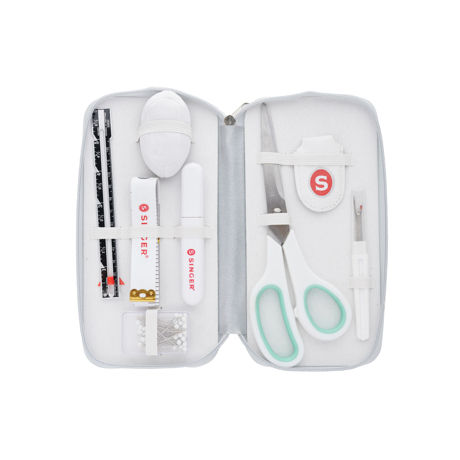 Accesorii Singer Kit premium de croitorie: foarfeca, clestisor de taiat, centimetru, rigla, bolduri, taiator butoniera, degetar